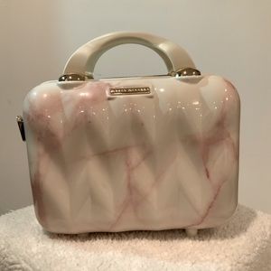 Travel bag for your personal items!